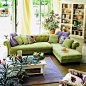 绿色的沙发，蓝色的地垫，鹅黄色的窗帘布~自然清新的颜色搭配，这么惬意的客厅你也可以布置的~