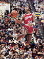 #Michael Jordan# 球场照片（1600 x 2155）
上脚Air Jordan 1 “Bred”