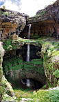 黎巴嫩，baatara峡谷，“三洞桥”。每年春天，山顶冰雪融化，这座瀑布便如期出现在这里供人们观赏。