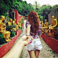 To 10,000 Buddhas Monastery 去万佛寺
Murad Osmann，俄罗斯摄影师，出生于1985年，他在Instagram上的这组有趣的作品名为《Follow me》，所有的图片都是一位神秘的女子拉着你的手，带你前往不同的美丽地方。 
这组图片其实是Osmann和他女友在周游世界时所拍摄。