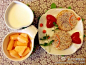 章鱼的早餐。芝香南瓜豆沙饼（南瓜、糯米粉、芝麻、豆沙馅、白糖）+牛奶+水果。