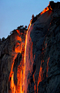 美国公园现“火瀑布”奇景 如火山岩浆