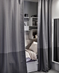 将窗帘用作房间隔板，打造更私密的迷你睡眠空间。