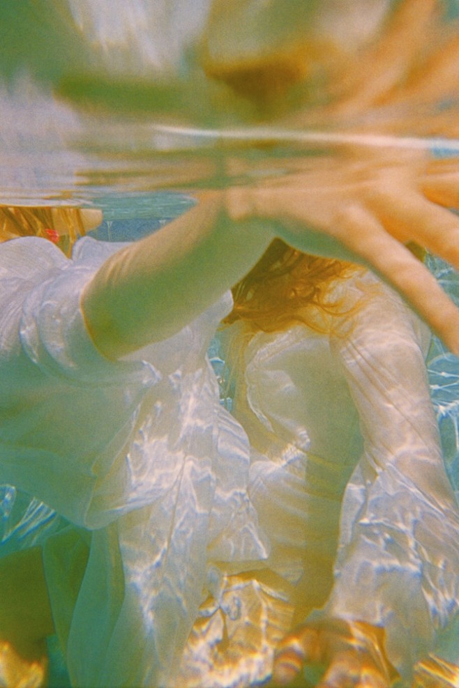 Neil Krug 水下摄影｜沉入水底的...