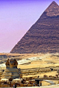 埃及吉萨金字塔：吉萨金字塔（Giza Pyramids）是一个群体的总称，而不是一座单独的金字塔。埃及吉萨的10座金字塔是古代七大奇迹之一，它们耸立在尼罗河两岸的沙漠之上。其中三座最大、保存最完好的金字塔是由第四王朝的3位皇帝胡夫金字塔（Khufu）、海夫拉金字塔(Khafra)和门卡乌拉金字塔(Menkaura)在公元前2600年至公元前2500年建造的。