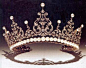 这顶王冠制造于1900年，同属于肯特公爵家族所有
