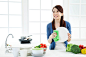 厨房,人,饮食,食品,生活方式_558964197_Young woman cleaning plate and looking away with smile,_创意图片_Getty Images China