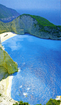 希腊沉船湾Navagio海滩，被誉为地球上最美的海滩，最明显的特征是石灰石悬崖、白色的沙滩和湛蓝清澈的海水。在旁边400米高的峭壁上有个金属护栏的观景台，站在观景台上下望，双腿不由地有些发软起来。这绝佳的视角，让人不得不勇敢地克服恐惧才能欣赏到大自然的恩赐。