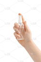 一名妇女手持酒精基洗手喷雾剂，作为预防冠状病毒的卫生措施。