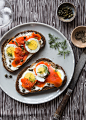 intensefoodcravings:

Smoked Salmon Toast | Jelly Toast Blog