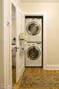选择可叠放的洗衣机。如果找不到足够的空间来安放家里的洗衣机和风干机，拿就想想办法，将其叠放吧。在墙壁上安装叠层支架后，将其叠放，会更省空间。