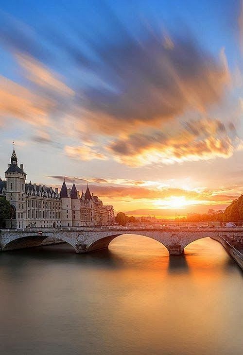 美丽的日落塞纳河，巴黎
