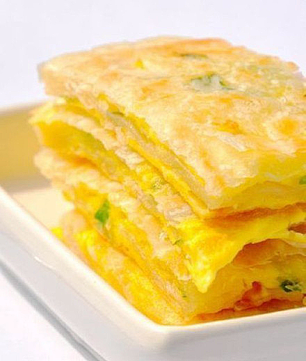 【五分钟早餐：葱花蛋酥饼】1.鸡蛋磕入碗...