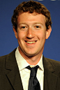 马克·扎克伯格——美国社交网站Facebook的创办人
马克被人们冠以“盖茨第二”的美誉。哈佛大学计算机和心理学专业辍学生。据《福布斯》杂志保守估计，马克·扎克伯格拥有135亿美元身家，是08年全球最年轻的单身巨富，也是历来全球最年轻的自行创业亿万富豪。2012.05.19和华裔女友普莉希拉-陈成婚。