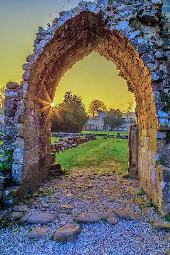 夕阳穿过拱门,博尔顿修道院 英国﻿Sun...