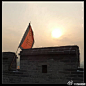 #琵琶西游记#平遥城墙徒步开始，夕阳伴着城头无精打采的旗帜