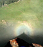 7月24日19时许，新疆天山天池云开雨霁，落日余晖下天池灯杆山上空突然出现一道美丽的彩虹，看上去如同传说中的佛光，令人赞叹不已天山天池旅游风景区出现了神奇瑰