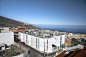 [特纳利夫岛集合住宅 12 Houses in Icod by daolab]Icod是一座位于西班牙特纳利夫岛（Tenerife）上的集合住宅，Icod集合住宅由12个相对独立的公寓和公寓间的花园和公共空间组成。设计师：daolab建筑位于一个相当陡的坡地上，五组主要楼梯安排在中央庭院内，由于居住于此的大部分为年轻人，所以这种安排和设置不但可以让房间得到很好的采光，还能起到增加各户主人碰面的机会，是个不错的社交空间。同时daolab将建筑的屋顶设计成可以活动的平台，更加受到......