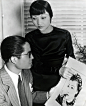 Actress Anna May Wong examines Keye Luke's drawing of her