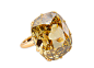 佳士得珍奇的珠宝拍品鉴赏 枕形彩棕黄色VS1 Type IIa钻石戒指
天然彩钻需要独特条件才得以形成，极为珍贵，尤其是大颗彩钻，例如这枚36.58克拉枕形彩棕黄色VS1 Type IIa钻石戒指（拍品编号1735，估价：港币8,000,000-12,000,000／美元1,000,000-1,500,000），色泽艳丽，专业切割使之更闪烁明亮。

