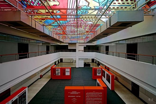 成华党校，大厅楼下的展览区域