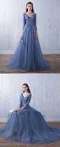 藍色薄紗v領蕾絲長舞會禮服，藍色伴娘禮服