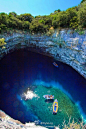 希腊 Melissani 洞穴，当阳光照射下来时，光线会撞击在群青色的水面上，再变成蓝色的光芒反射到洞穴周边。
