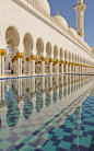 【阿拉伯聯合酋長國】扎耶德清真寺是阿拉伯聯合酋長國最大的清真寺，位於阿布扎比主島東南頂端，是世界上第六大清真寺。