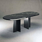 由Achille Castiglioni于1990年设计，这张桌子简洁而重要的几何形状与珍贵的大理石相结合，营造出令人惊叹的视觉冲击力。 椭圆形斜边顶部完全由黑色Marquinia制成，由两个T形支撑