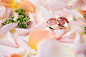 玫瑰花瓣上的结婚戒指 - Originoo锐景创意 图片详情