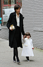 Tom Cruise和妻子凯蒂-赫尔姆斯(Katie Holmes)的女儿Suri 小时候真是可爱啊