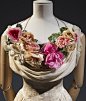 时装史学家Amy de la Haye所著的《The Rose in Fashion Ravishing》，探讨了玫瑰作为经久不息的设计元素，是如何被时尚创作演绎和诠释的。图书已由Yale University Press出版发行，同名展览原计划今年秋季在纽约时装技术学院博物馆（Museum at FIT）展出，现已延期到2021年春季开幕。 ​​​​ (1)