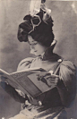 巴黎芭蕾舞者Cléo de Merode（1853-1909），享誉欧洲及美国。除了舞艺精湛之外，她拥有“惊人的美貌”，她那张脸曾是20世纪初巴黎“美好年代”的象征。她是当时巴黎仕女的流行指标，巴黎社交界的男男女女都热衷于谈论关于她的一切——服饰、发型，还有代表当时上流社会审美极致的细腰。