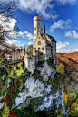 Lichtenstein castle, Baden-Wurttemburg, Germany (by Davide Seddio)。利希滕斯坦城堡坐落于德国巴登-符腾堡州罗伊特林根县，位于施瓦本山西北埃哈茨河谷的陡壁上，初建于1200年，之后两次遭到毁坏，重建于19世纪。利希滕斯坦城堡为浪漫的新哥特式建筑，是莱茵沿岸历史最悠久的古堡之一，也是世界上最危险的建筑之一，因为其所在的陡壁海拔约817米，城堡就像是位于山巅的云层中。 #景点# #美景# #城市#