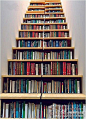 楼梯当书柜，这个真是不错的创意啊