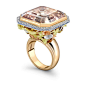 The 46.99ct morganite in Theo Fennell's 'Hummingbird and Blossom' ring is decorated with yellow, white and rose gold flora and fauna, including delicately detailed flowers, with 0.49ct of sapphires and 0.46ct of diamonds.@北坤人素材