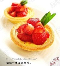 【大爱甜点-草莓蛋挞】做法：1.将淡奶油...
