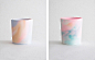 Bureau Sacha Von Der Potter 是三个专注于图形和展览设计的设计师在瑞士创立的工作室。Svdp度假系列是他们推出的陶瓷系列。这个系列的陶瓷相当特殊，不需要烘烤每一件都是设计师手工制成，独一无二。颜色像五彩的云烟一样缭绕在陶瓷的表面。迷影动感，旖旎空达。 (2)
