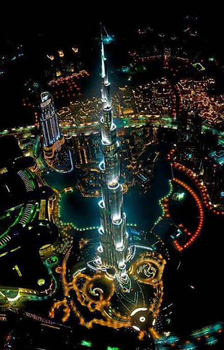 夜晚俯瞰迪拜。