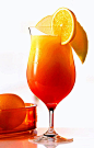 【特基拉日出】又称龙舌兰日出~色彩艳丽鲜明，由黄逐步到红，像日出时的颜色~材料:特基拉酒1盎司橙汁石榴糖浆1/2盎司少许冰块柠檬片。做法:在杯中加适量冰块，加特基拉酒，兑满橙汁，沿杯壁放入石榴糖浆致杯底后自然升起呈太阳喷薄欲出状，装饰柠檬片~~