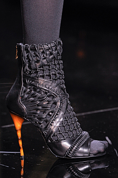Shadowblue采集到美丽的鞋----美的鞋会带你走向美的旅程