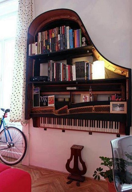 牛人啊，把废旧钢琴都改装成书架了。