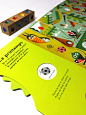 Les Saisons : Un livre-jeu tout-carton graphique et élégant pour les enfants dès 2 ans. 5 plateaux de jeu "cherche-et-trouve", illustrés dans la thématique des saisons. Sur chaque plateau de jeu, deux roues à faire tourner pour découvrir les élé