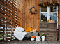 阳台上的装饰设计窗口。秋天的花环和南瓜，古老的衣柜抽屉，木制的乡村背景