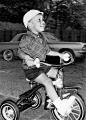 童年时期的奥巴马骑着脚踏车。