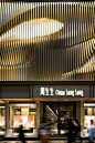 周生生珠宝金行广东道店，香港 / 夹集建筑设计  : 金属构件打造的立体波浪
