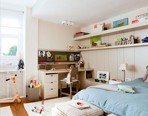 卧室。很可爱的儿童房，白色为主色调，伴着...