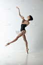 日本女芭蕾舞者，芭蕾舞者在浅灰色的演播室背景上孤立地跳舞。艺术，运动，行动，灵活性，灵感概念。
