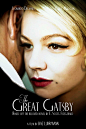 《了不起的盖兹比-THE GREST GATSBY》
1922年的春天，作家尼克(托比•马奎尔 Tobey Maguire 饰)满怀希望离开家乡，随淘金热潮来到纽约这个新兴的城市，虽然这里爵士乐流行，股票飞涨，但是贫富两极分化，人们沉沦在纸醉金迷中。尼克为了追寻美国梦，放弃写作而进入证券市场，并搬入纽约附近的海湾居住，成为了神秘富豪盖茨比（莱昂纳多•迪卡普里奥 Leonardo DiCaprio 饰）的邻居。而海湾的对岸住着尼克的表妹黛西（凯瑞•穆里根 Carey Mulligan 饰）和她的贵族丈夫汤姆