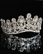#珠宝设计# 皇冠……在不同时期，出现在不同皇室贵族头上代表着无上的权利。【图源网络侵删】